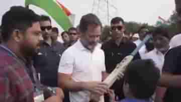 Rahul Gandhi: গায়ে ভারতের জার্সি, হাতা গুটিয়ে বোলিং করলেন রাহুল, ছক্কা হাঁকিয়ে চমকে দিল খুদে সমর্থকও! দেখুন ভিডিয়ো