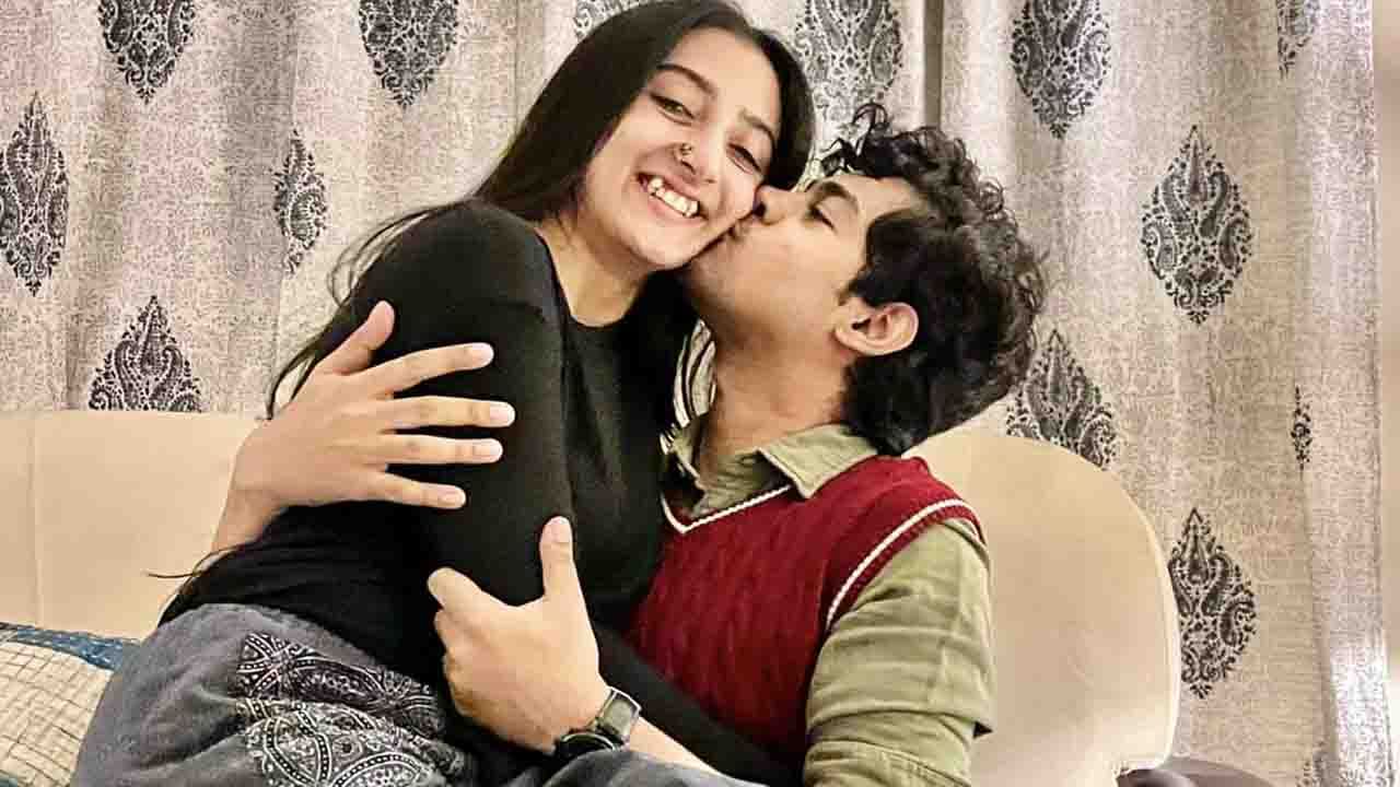 Riddhi Sen: প্রেমিকাকে কোলে বসিয়ে চুমু; ঋদ্ধির পোস্টে ধরা পড়ল চূড়ান্ত আবেগ ও প্রেম