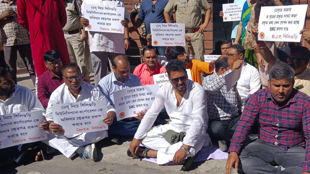 Siliguri Dengue: দুয়ারে ডেঙ্গি, এবার শিলিগুড়ি পৌরনিগম ঘেরাও করে বিক্ষোভ বিজেপির