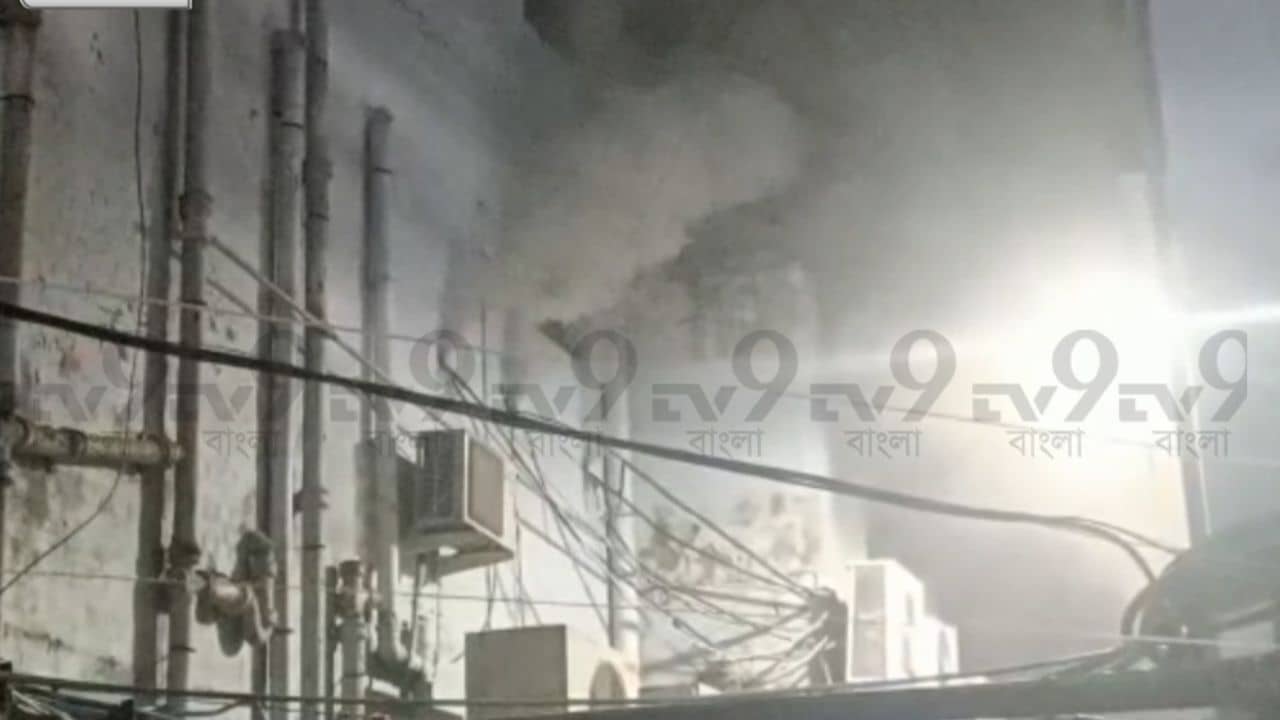 SSKM Fire: এসএসকেএমের জরুরি বিভাগের সামনে আগুন, রাতেই হাসপাতালে মুখ্যসচিব, নগরপাল