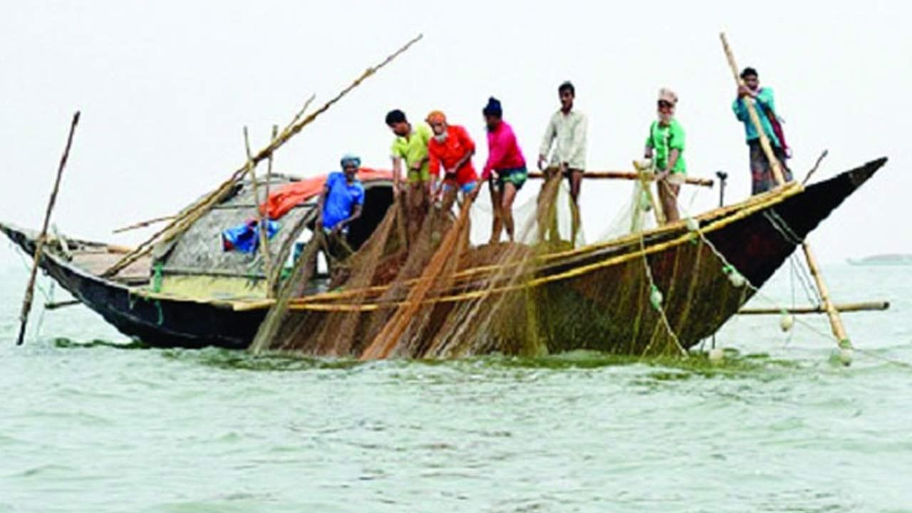 Bangladesh: জালে টান দিতেই সন্দেহ হয়েছিল; এরপর যা দেখলেন, চোখ চকচক করে উঠল জেলের...