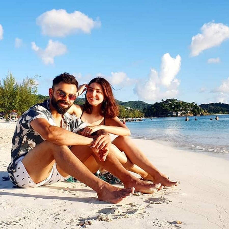 বেশ চলছিল প্রেম। সোশ্যাল মিডিয়ায় একে অপরকে খোলাখুলিভাবে সমর্থন জানাতেন। অনুষ্কার ছবি দেখে মুগ্ধ বিরাট টুইটারে প্রশংসার বন্যা ভাসিয়ে দিতেন। অনুষ্কাকেও মাঠে পৌঁছে যেতেন বিরাটকে চিয়ার করার জন্য। এরই মধ্যে বিরাট অনুরাগীদের রোষের মুখে পড়েন অনুষ্কা। বিরাটের ব্যাটে রানের খরা এলেই ক্রিকেট ফ্যানরা সোশ্যাল মিডিয়ায় অনুষ্কাকে আক্রমণ করে বসতেন। এসবের প্রভাব সম্পর্কে পড়ছিল বইকি। তারপর দু'জনেই এত ব্যস্ত যে একে অপরকে সময় দেওয়ার মতো সময় খুঁজে পাচ্ছিলেন না।(ছবি:ইনস্টাগ্রাম) 