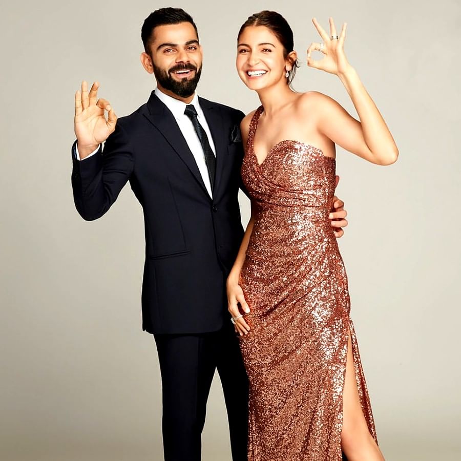 প্রথম দেখা: নিজ নিজ জগতে ব্যস্ত বিরাট ও অনুষ্কা একছাদের তলায় প্রথম এসেছিলেন একটি বিজ্ঞাপনের শুটিংয়ের জন্য। সামনাসামনি তখনই প্রথম দেখা। অনুষ্কার মতো স্মার্ট অভিনেত্রী বলিউডে খুব কম আছে। দিল্লি কা মুণ্ডা বিরাট তো অভিনেত্রীর স্মার্টনেস দেখেই মুগ্ধ হয়ে যান। তবে অনুষ্কার তরফে ভালোলাগা ধীরে ধীরে এসেছে।(ছবি:ইনস্টাগ্রাম) 