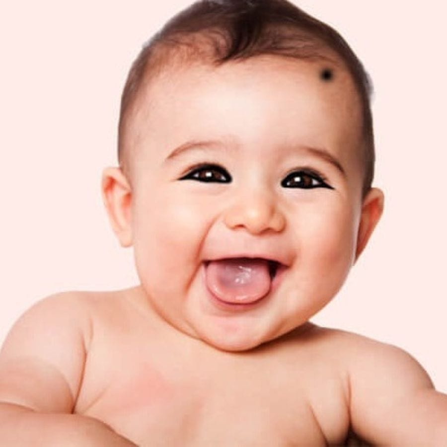 অন্যদিকে ছোট্ট শিশুদেরও চোখের কাজল পরানো হয়। চোখের সমস্যা থেকে রক্ষা করতে ও কুনজর এড়ানোর জন্য ছোট শিশুকেও কাজল পরানো হয়। জ্যোতিষশাস্ত্রেও কাজলের অনেক ব্যবহারের কথা বলা হয়েছে। কাজল শুধু সৌন্দর্যই বাড়ায় না, কাজলের অনেক অলৌকিক প্রতিকারও রয়েছে।