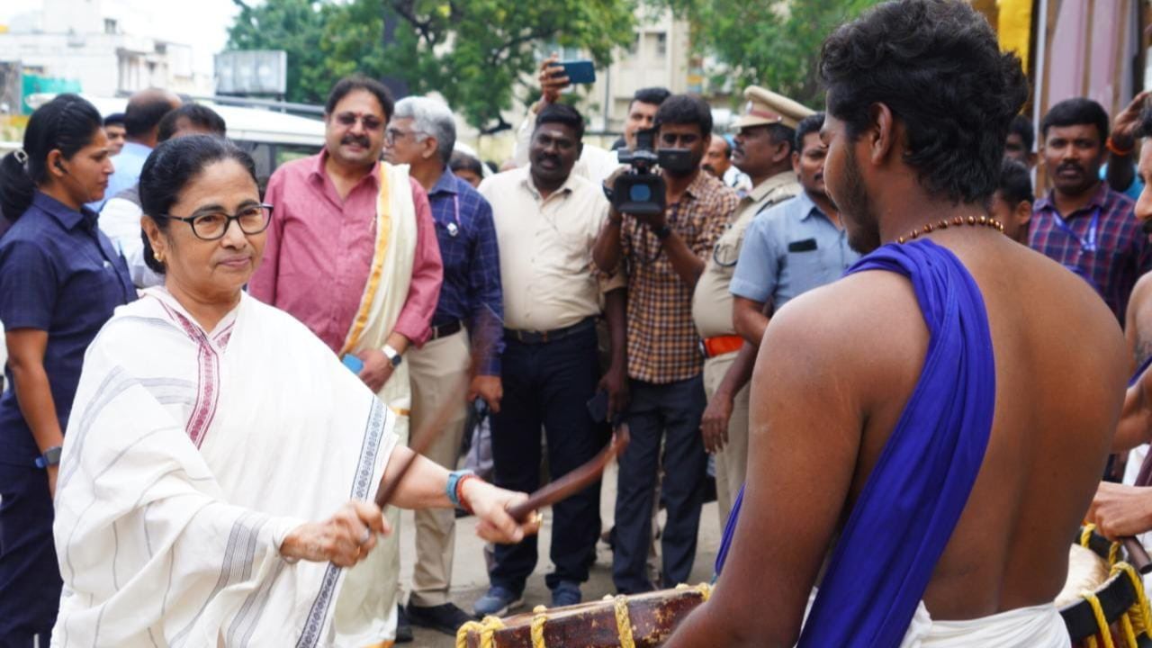 CM Mamata Banerjee: রাজ্যপালের বাড়িতে দক্ষিণী বাদ্য ‘ছেন্দা’ বাজিয়ে মন কাড়লেন মমতা