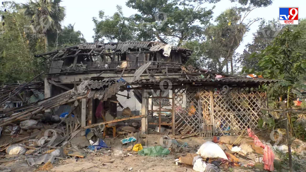 Bhupatinagar Bomb Blast: 'বিস্ফোরণের পর বাড়িতে এসেছিল কারা, তিনটে শরীর বার করে নিয়ে যায়', ভূপতিনগর বিস্ফোরণকাণ্ডে দাবি তৃণমূল নেতার স্ত্রীর Bhupatinagar Bomb Blast: 'বিস্ফোরণের পর বাড়িতে এসেছিল কারা, তিনটে শরীর বার করে নিয়ে যায়', ভূপতিনগর বিস্ফোরণকাণ্ডে দাবি তৃণমূল নেতার স্ত্রীর