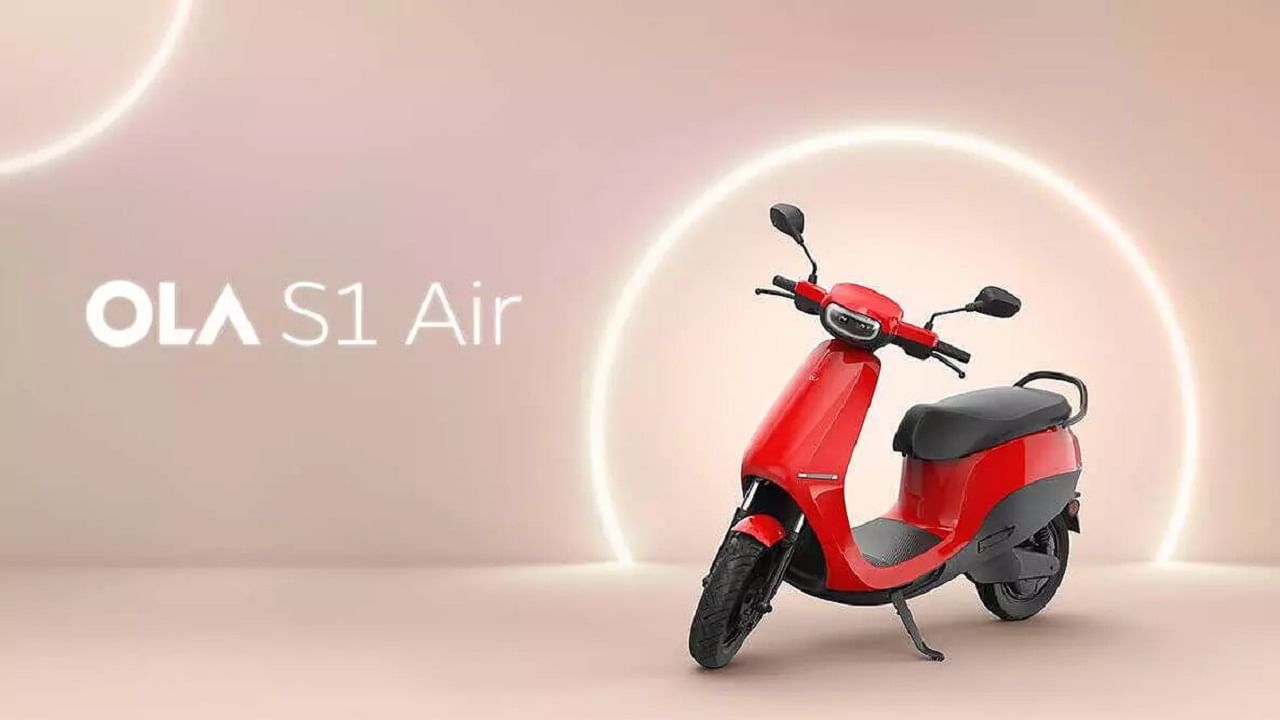 OLA S1 Air: ওলা ইলেকট্রিক চলতি বছরে তার Ola S1 Air ই-স্কুটারটি লঞ্চ করেছে। Ola-র এই দু-চাকা ইলেকট্রিক যানটির দাম 85,000। যে তিনটে ইলেকট্রিক স্কুটার ওলা এখনও পর্যন্ত লঞ্চ করেছে, তাদের মধ্যে সবথেকে কমদামি। লেটেস্ট MoveOS 3 সফটওয়্যার, 2.5 kWh ব্যাটারি এবং ইলেকট্রিক মোটর দেওয়া হয়েছে স্কুটারটিতে। S1 Air ই-স্কুটারটি 4.5kW পাওয়ার জেনারেট করতে পারে। এই বিদ্যুচ্চালিত স্কুটারটি 100% চার্জ হতে সময় নেয় মাত্র 4.5 ঘণ্টা। 