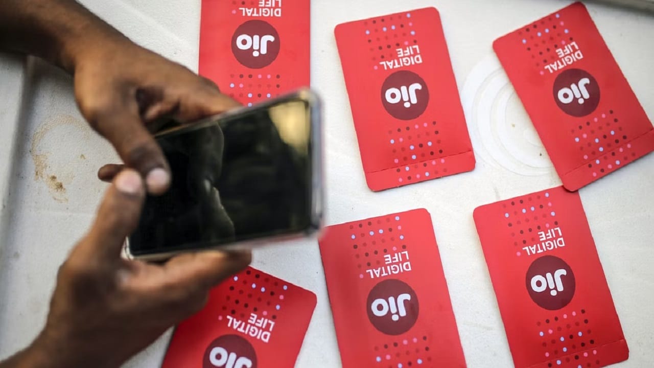 Reliance Jio তার ব্যবহারকারীদের জন্য Happy New Year 2023 প্ল্যান নিয়ে এসেছে। আর সেই প্ল্যানের জন্যও গ্রাহকদের 2,023 টাকা খরচ করতে হবে। শুধু তাই নয়। সেই সঙ্গেই আবার 2,999 টাকার প্ল্যানেও অতিরিক্ত কিছু বেনিফিট যোগ করেছে রিলায়েন্স জিও। 