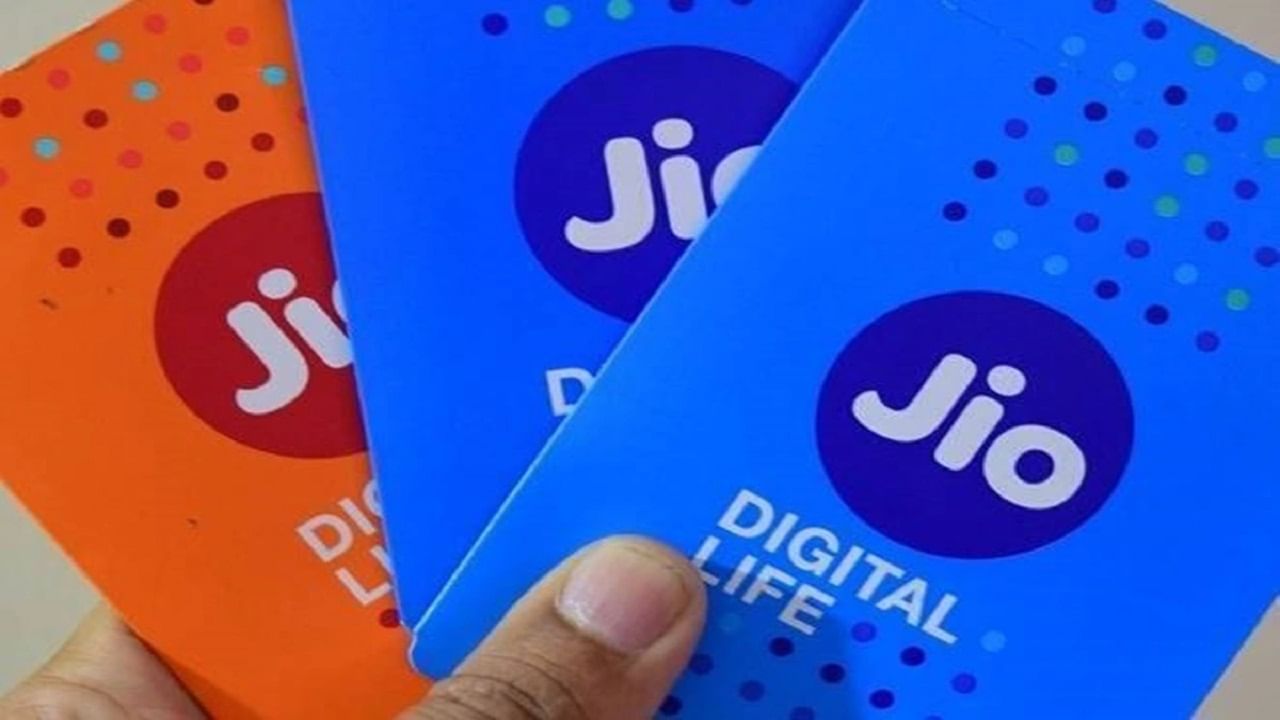 Jio 5G ওয়েলকাম অফার কী- আপনার কাছে 5G স্মার্টফোন থাকলেই Jio True 5G ব্যবহার করতে পারবেন। তবে নেটওয়ার্ক একবার চালু হলে আপনাকে Jio 5G ওয়েলকাম অফারটি একবার পেতে হবে। এই অফারে ইউজাররা আনলিমিটেড 5G ডেটা পেয়ে যাবেন। এ প্রসঙ্গে জেনে রাখা ভাল যে, আলাদা করে 5G পরিষেবার জন্য কোনও রিচার্জ প্ল্যান নিয়ে আসেনি রিলায়েন্স জিও। 4G প্ল্যানের রিচার্জের খরচেই আপনি 5G পরিষেবা ব্যবহার করতে পারবেন।