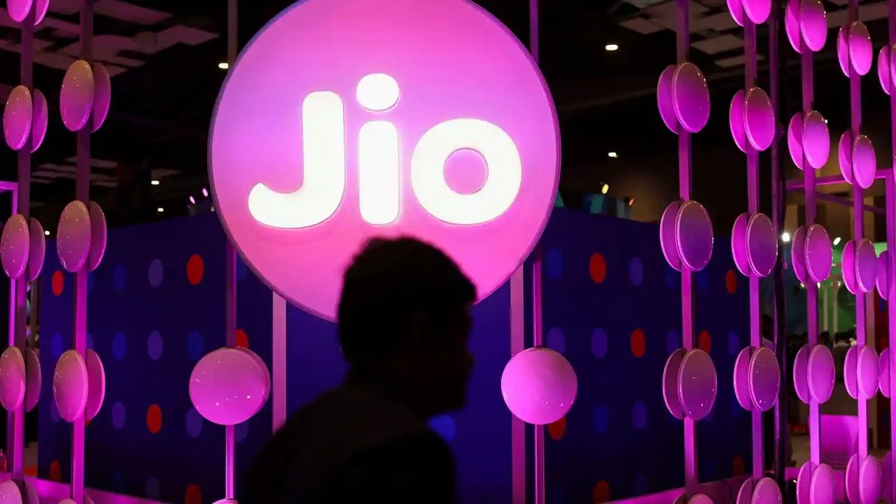 কোন কোন প্ল্যান রিচার্জ করলে Jio 5G নেটওয়ার্ক চলবে- সবার প্রথমে আপনার স্মার্টফোনের সেটিংস থেকে Jio 5G নেটওয়ার্ক এনাবল করতে হবে। তারপর আপনাকে নিশ্চিত করতে হবে যেন 239 টাকার বেশি কোনও Jio Plan আপনি ব্যবহার করেন। তার থেকেও বড় কথা হল, আপনি যে এলাকায় বসবাস করেন সেখানে যেন 5G নেটওয়ার্ক কভারেজ থাকে, সে ব্যাপারটাও নিশ্চিত করতে হবে। 