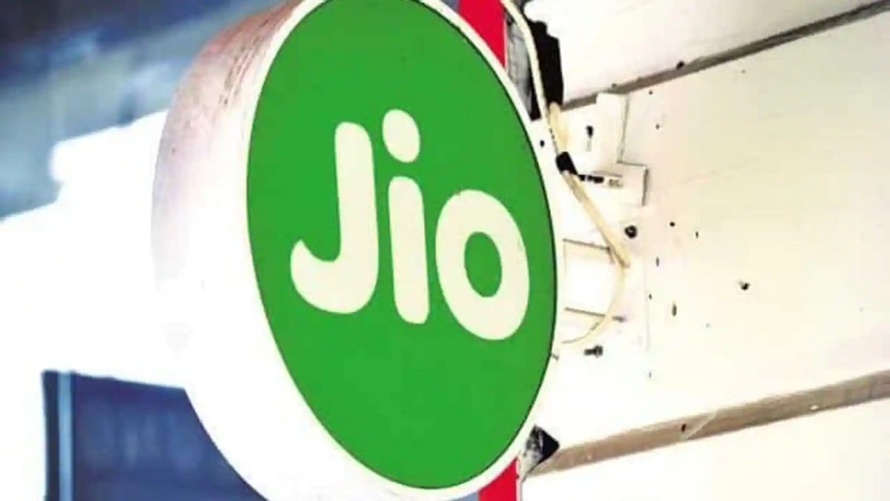 যদি ভাবেন, 2000 টাকারও বেশি খরচ করে প্ল্যানটিতে আপনি এক বছরের বৈধতা পেয়ে যাবেন তা কিন্তু নয়। লেটেস্ট Jio প্ল্যানটি 252 দিনের জন্য বৈধ। অর্থাৎ 28 দিনের ব্যবধানে মোট নয়টি সাইকেলে এই নতুন প্ল্যান অফার করা হচ্ছে। সে যাই হোক না কেন, এই বৈধতার জন্যও আপনাকে যে খরচটা করতে হচ্ছে তা নেহাত কম নয়। 