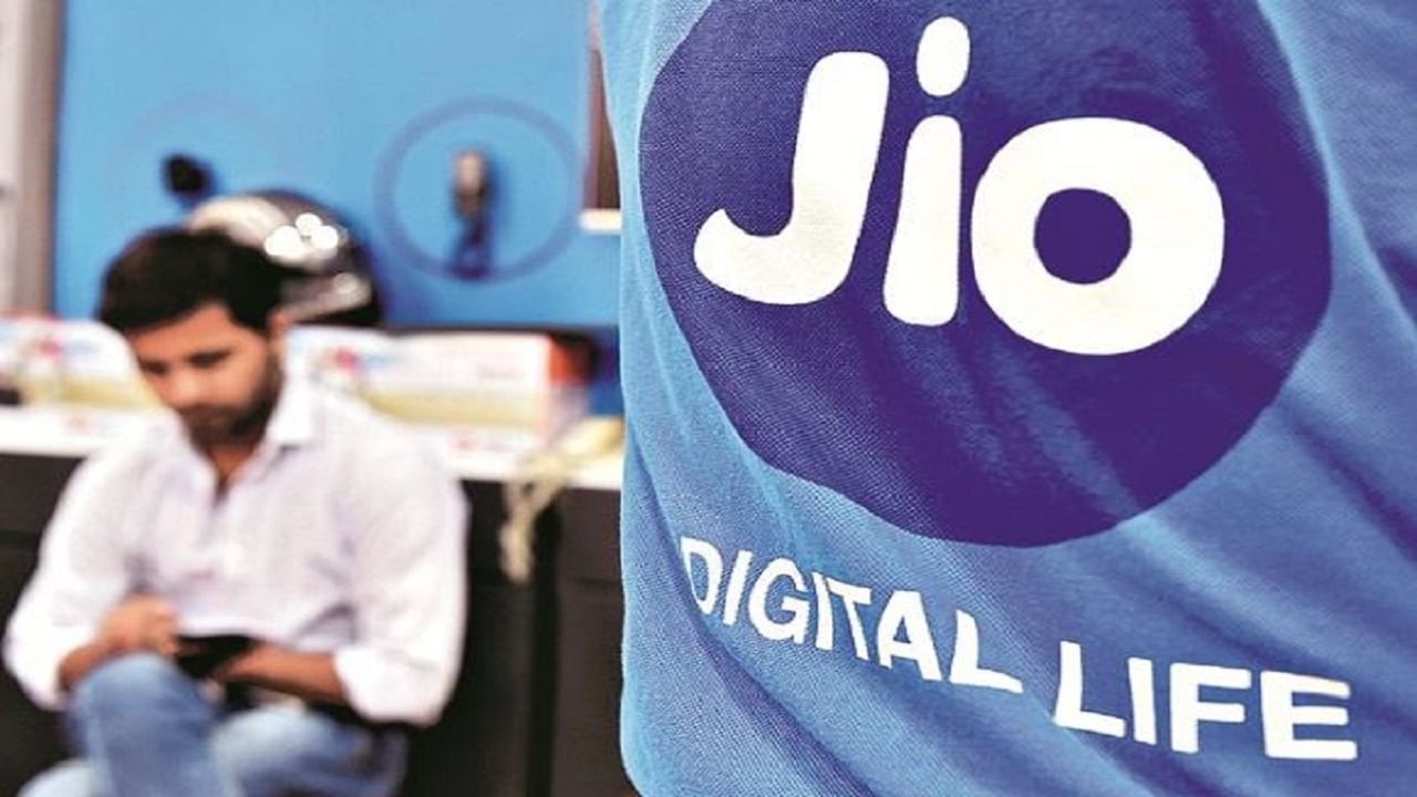 Jio 2.5GB ডেটা প্ল্যান- দৈনিক 2.5GB করে ডেটা পেয়ে যাবেন এমন দুটি প্ল্যান রয়েছে Jio-র ঝুলিতে। তাদের মধ্যে 2,999 টাকার Jio প্ল্যানের ভ্যালিডিটি 365 দিন বা এক বছর এবং 2023 টাকার নতুন প্ল্যানটিতে 252 দিনের বৈধতা পেয়ে যাবেন ব্যবহারকারীরা। 