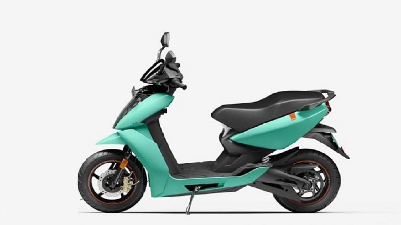 Ather 450X Gen3 ব্যাটারি ও রেঞ্জ: এই ইলেকট্রিক স্কুটারে ইক্যুইপ করা রয়েছে বেশ বড় 3.7 kWh ব্যাটারি প্যাক, যার ফলে স্কুটারের রেঞ্জ বেড়ে গিয়েছে 25%। ইলেকট্রিক স্কুটারটি এখন 105 km রেঞ্জ দিতে সক্ষম। অর্থাৎ আপনি একবার চার্জ দিলে নতুন Ather ই-স্কুটারটি 105 km পর্যন্ত দৌড়তে পারবে। তবে স্কুটারটির আইডিসি সার্টিফায়েড রেঞ্জ 146 km পার চার্জ। 