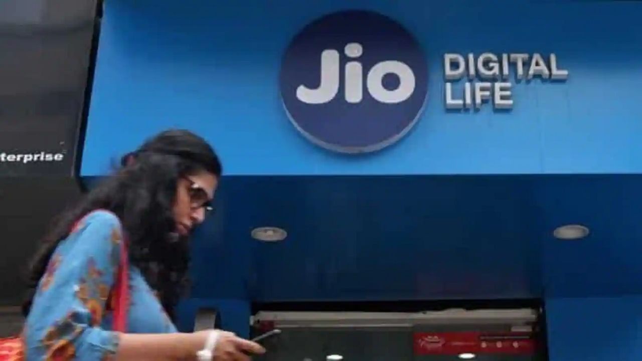 Jio-র 2,999 টাকার প্ল্যানে কী পরিবর্তন? এই প্ল্যানেও রিলায়েন্স জিও তার ব্যবহারকারীদের প্রতিদিন 2.5GB করে ডেটা অফার করে। সব মিলিয়ে প্ল্যানটিতে গ্রাহকরা পেয়ে যান 912.5GB ডেটা। তবে এখন প্ল্যানটির সঙ্গে আরও অতিরিক্ত 75GB ডেটা অফার করা হবে। শুধু তাই নয়। 23 দিনের অতিরিক্ত বৈধতাও অফার করা হবে। 
