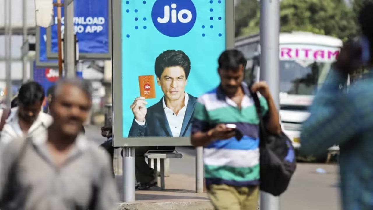 2,999 টাকার Jio প্ল্যানে ব্যবহারকারীদের প্রতিদিন 100টি করে SMS অফার করা হয়। পাশাপাশি আনলিমিটেড কলিংয়ের মতোও অফার রয়েছে প্ল্যানটিতে। এর আগে এই প্ল্যানের ভ্যালিডিটি ছিল 365 দিন বা এক বছর। সমস্ত Jio Apps-এর কমপ্লিমেন্টারি সাবস্ক্রিপশনও এই প্ল্যানে অফার করা হচ্ছে।