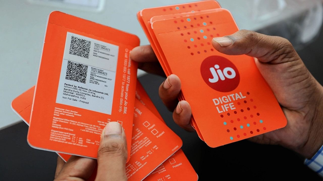  Jio 1.5GB ডেটা প্ল্যান- রিলায়েন্স জিও-র ঝুলিতে পাঁচটি রিচার্জ প্ল্যান রয়েছে, যেগুলিতে আপনি দৈনিক 1.5GB করে ডেটা পেয়ে যাবেন। এই প্ল্যানগুলি হল 2545 টাকার প্ল্যান, যার ভ্যালিডিটি 336 দিন, 666 টাকার রিচার্জ প্ল্যান, যার ভ্যালিডিটি 84 দিন, 479 টাকার রিচার্জ প্ল্যান, যার ভ্যালিডিটি 56 দিন, 259 টাকার রিচার্জ প্ল্যান, যার ভ্যালিডিটি এক মাস এবং সর্বশেষ 239 টাকার রিচার্জ প্ল্যান, যার ভ্যালিডিটি 28 দিন। 