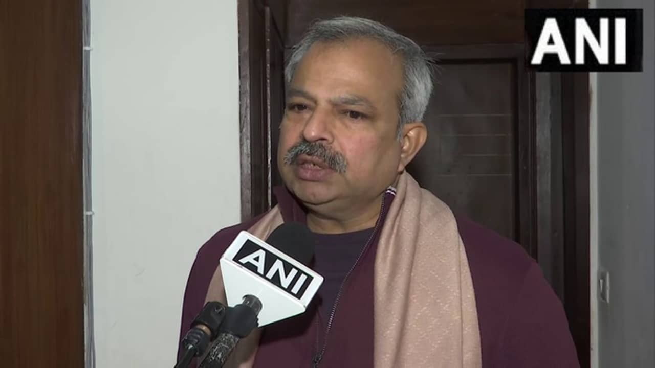 Delhi BJP: পুরনিগমে আপের কাছে ধরাশায়ী, দায় নিয়ে পদত্যাগ দিল্লি বিজেপির সভাপতির