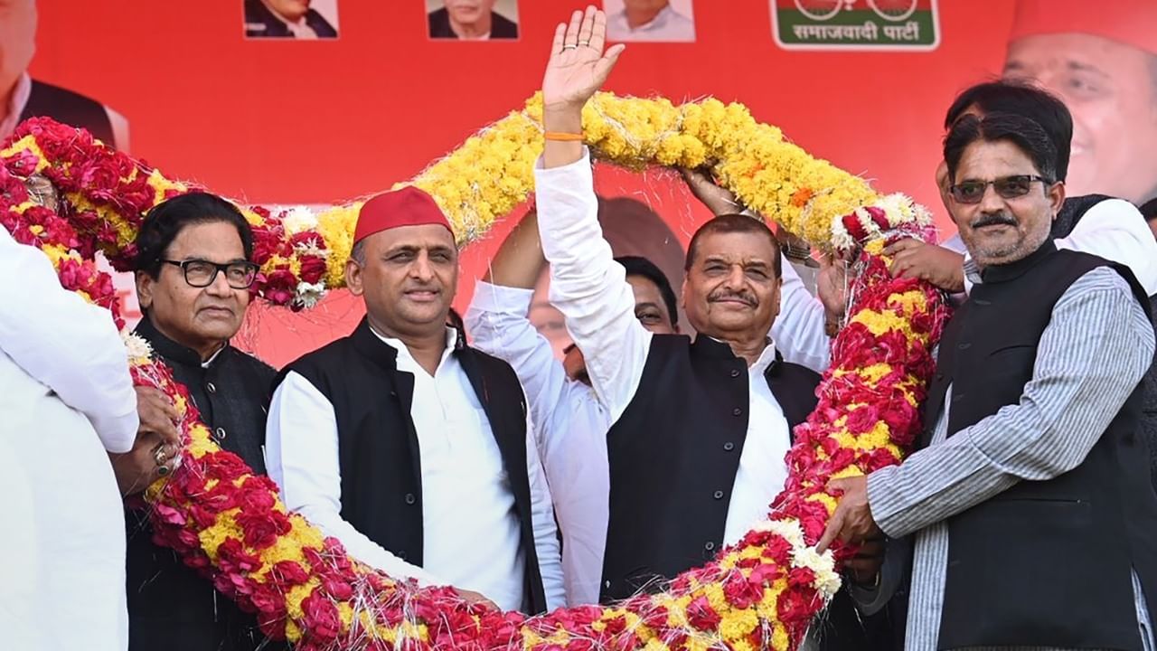 Samajwadi Party: একজোট যাদব পরিবার, অভিমান ভুলে ঘরে ফিরলেন অখিলেশের কাকা