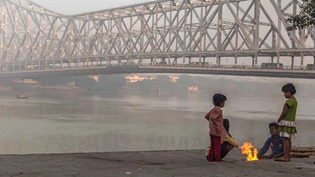 কলকাতায় আজ সর্বনিম্ন তাপমাত্রা ১৩ দশমিক ২ ডিগ্রি।যা এই মুহূর্তে মরশুমের সর্বনিম্ন তাপমাত্রা। আগামী সোম-মঙ্গলবার পর্যন্ত মহানগরীতে থাকবে শীতের আমেজ।