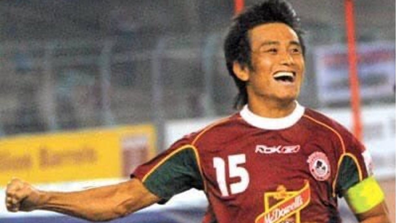 ছেলেবেলায় ফুটবলের পাশাপাশি ব্য়াডমিন্টন, বাস্কেটবল, অ্যাথলেটিক্সেও পারদর্শী ছিলেন। স্কুলের হয়ে ফুটবল ছাড়াও ব্য়াডমিন্টন, বাস্কেটবল এবং অ্যাথলেটিক্সকেও প্রতিনিধিত্ব করেছেন। ক্লাব ফুটবলে দুই প্রধানে খেলেছেন এবং তারকা হয়ে তকমা কলকাতা ময়দান থেকেই। (ছবি : ফেসবুক)