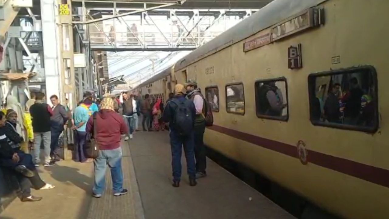 Rail Passengers: ৩ কোটি রেল যাত্রীর ব্যক্তিগত তথ্য ফাঁস, নাম, মোবাইল নম্বর পৌঁছে যাচ্ছে 'ডার্ক ওয়েবে'?