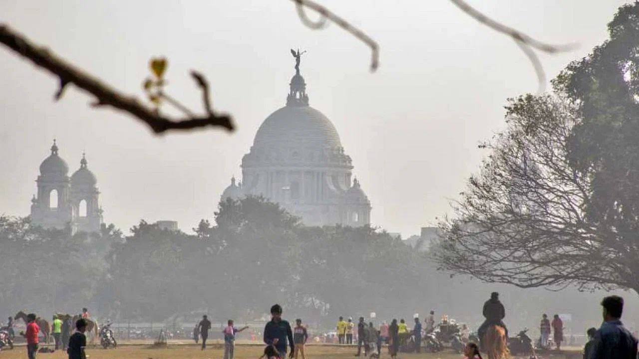 সপ্তাহের শুরুর দিনও কুয়াশার চাদরে মোড়া তিলোত্তমার আকাশ। বেলা বাড়লে রোদের অল্প-বিস্তর দাপট থাকলেও সেই অর্থে বেশ আরামদায়ক আবহাওয়াই উপভোগ করছে রাজ্যবাসী। (ফাইল চিত্র)