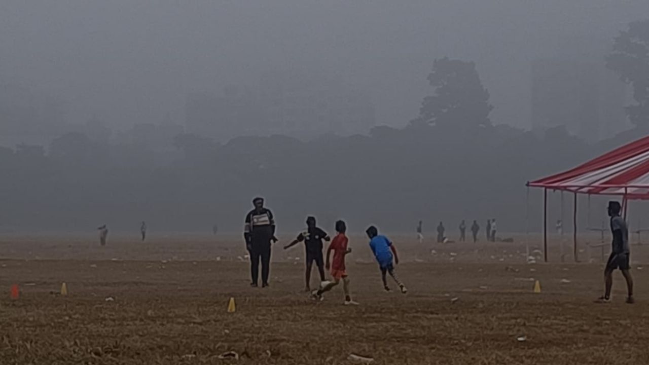 আজ কলকাতার সর্বনিম্ন তাপমাত্রা পৌঁছে গেল ২০ দশমিক ৩ ডিগ্রি সেলসিয়াসে। যা স্বাভাবিকের চেয়ে ৬ ডিগ্রি বেশি। ২ দিনে পারদ চড়ল পাক্কা ৫ দশমিক ৫ ডিগ্রি। (ছবি: অরিত্র ঘোষ)