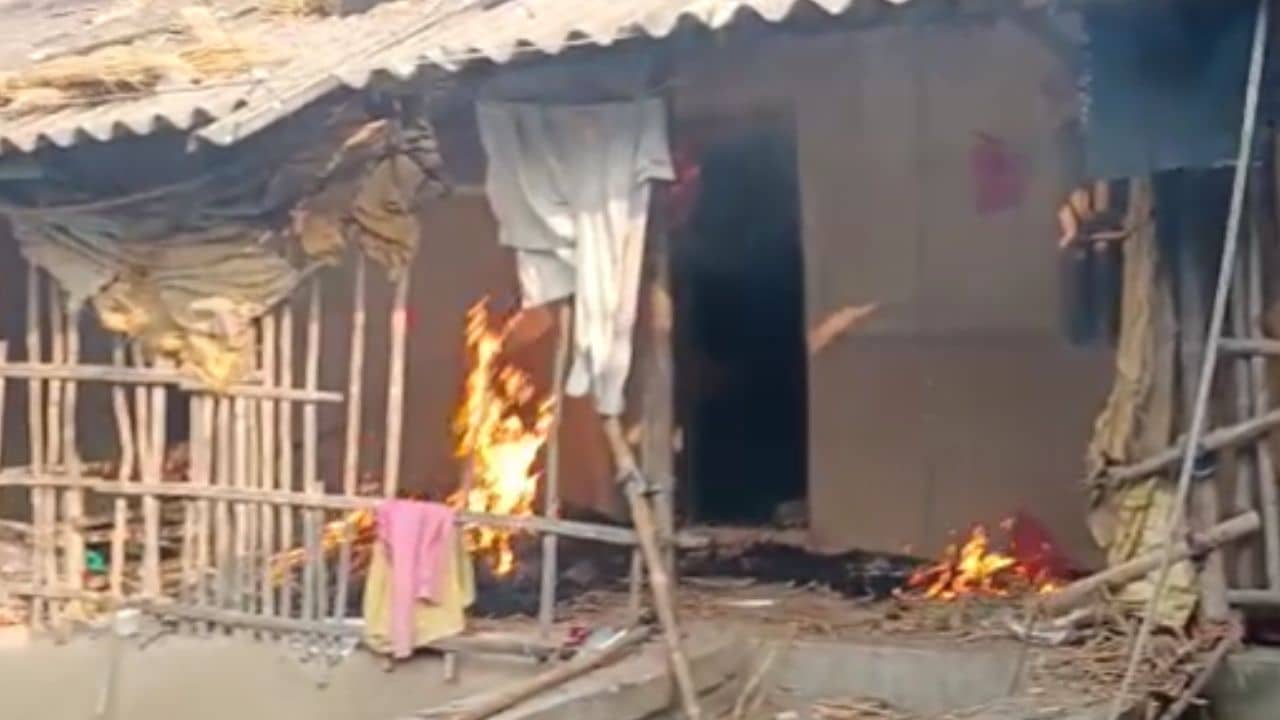 Baruipur Gun Shot: বারুইপুরে মধ্যরাতে এলোপাথাড়ি গুলি, মৃত এক, আশঙ্কাজনক আরও এক, অভিযুক্তের বাড়িতে আগুন