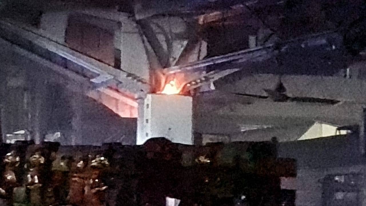 Burdwan: ট্রেনের অপেক্ষায় যাত্রীরা, আচমকা আগুনের ফুলকি; হুড়োহুড়ি বর্ধমান স্টেশনে