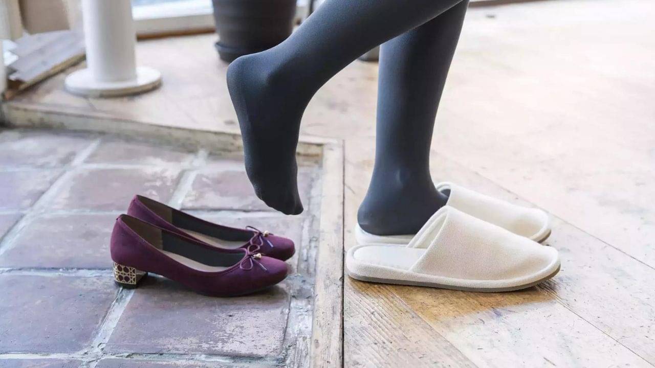 Chappal At Home: শীতকাল বলে ঘরে চটি পরছেন? ঘরের এই সব জায়গায় চটি পরে ঢুকলে পিছু ছাড়বে না দ্রারিদ্র্য!