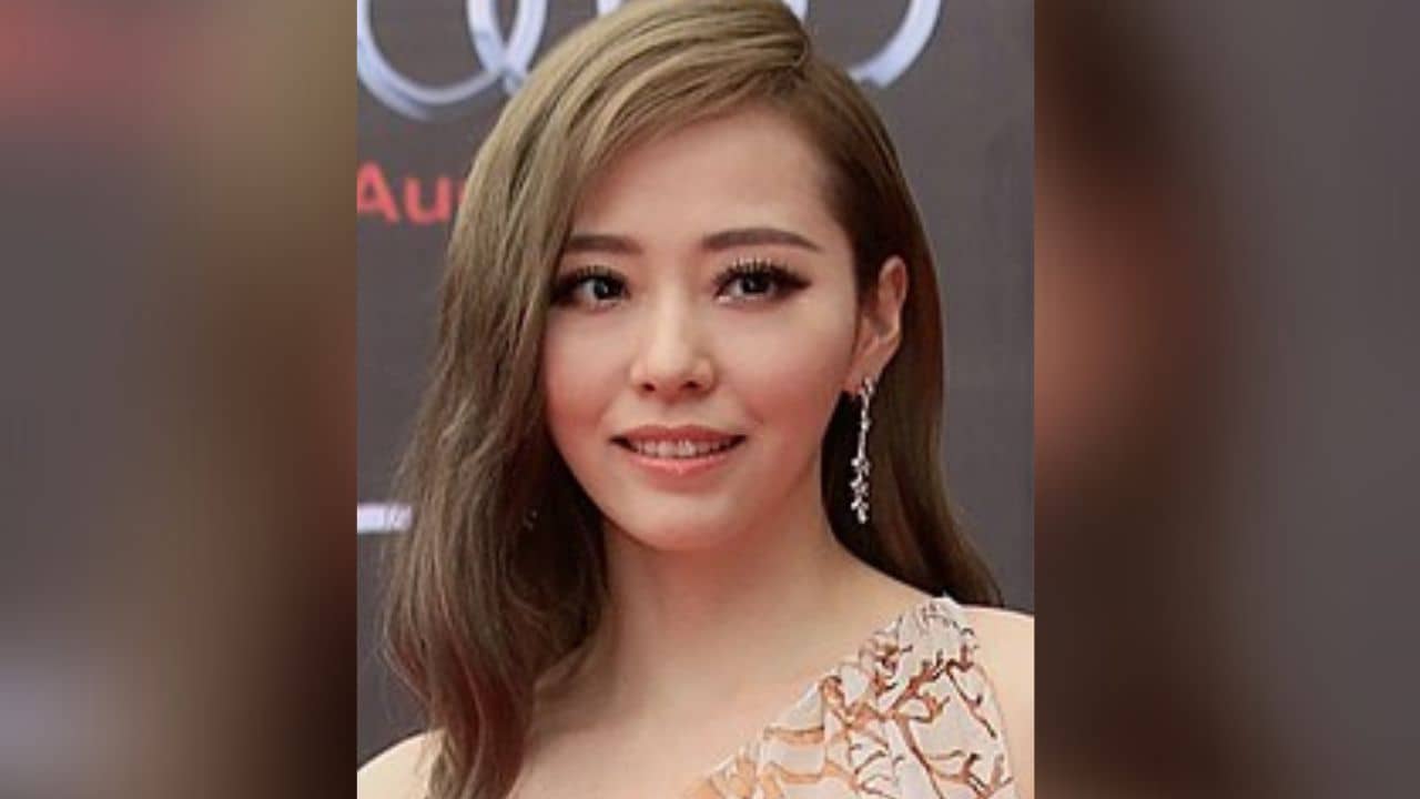 China Singer: ইচ্ছাকৃতভাবেই করোনা আক্রান্ত হলেন গায়িকা, কারণ শুনলে অবাক হবেন আপনিও...