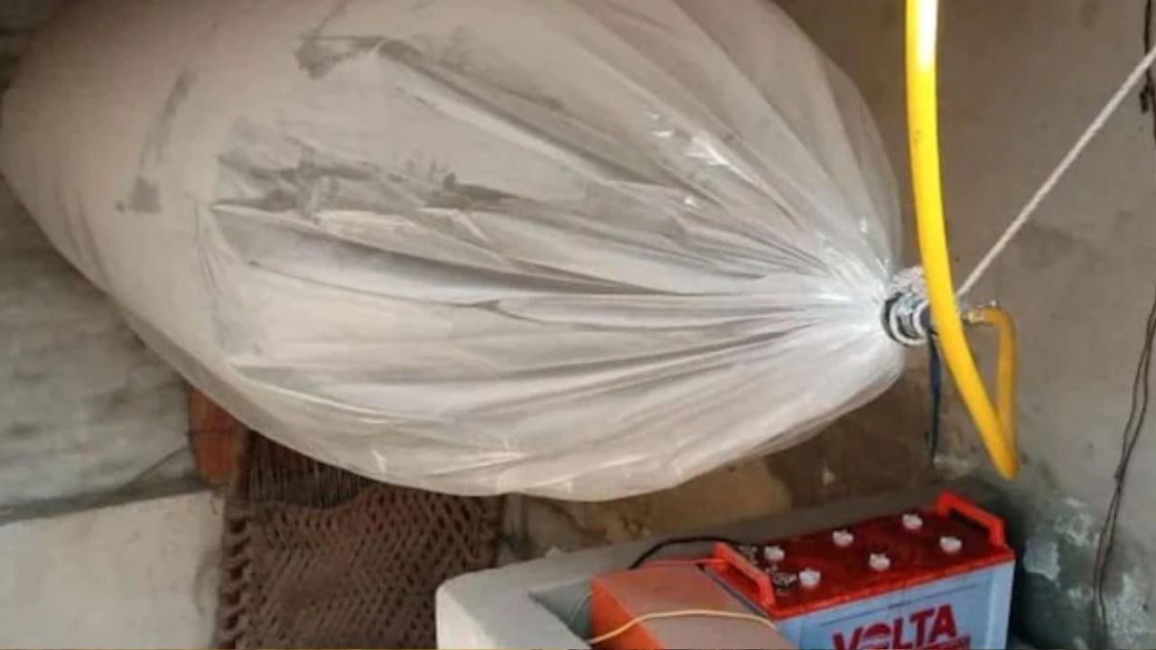 Cooking Gas in Plastic Bag: পাকিস্তানে আর্থিক সঙ্কট চরমে! সিলিন্ডারের বদলে প্লাস্টিক ব্যাগে ভরা হচ্ছে রান্নার গ্যাস