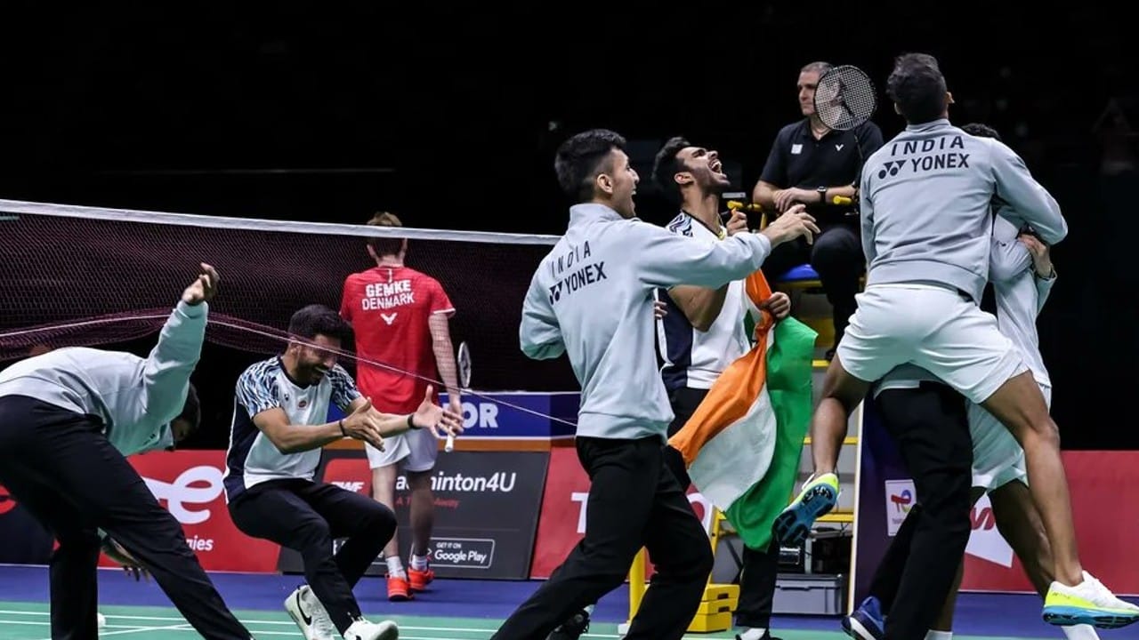 সাইনা নেহওয়াল, পিভি সিন্ধু, লক্ষ্য সেনরা ব্যক্তিগত স্তরে বিশ্বমঞ্চে বারবার তেরঙার মান রেখেছেন। অলিম্পিক থেকে এশিয়ান গেমস, বিশ্ব ব্যাডমিন্টন, কমনওয়েলথ গেমসে পর দলগত বিভাগেও তেরঙা উড়িয়েছে ভারত। ২০২২ সালের মে মাসে প্রথম বার থমাস কাপের ফাইনালে ওঠে ভারত। প্রতিপক্ষ ছিল ১৪ বারের থমাস কাপ বিজয়ী ইন্দোনেশিয়া।(ছবি:টুইটার) 