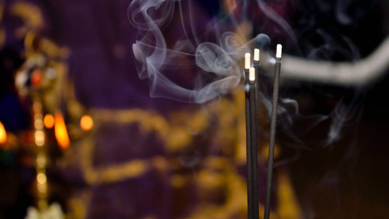 Vastu Tips: ধূপের ধোঁয়ায় দূর হয় অশুভ শক্তি! অর্থকষ্ট কাটাতে পুজোয় ধূপকাঠি জ্বালানোর সময় এই ভুল করবেন না