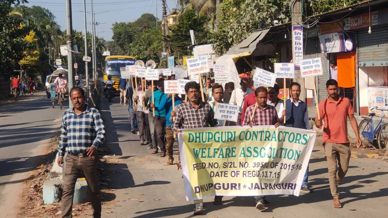 Dhupguri : কাটমানি না দিলে বকেয়া দিচ্ছে না, প্রাপ্য ১২ কোটির দাবিতে পুরসভা ঘেরাও ঠিকাদারদের