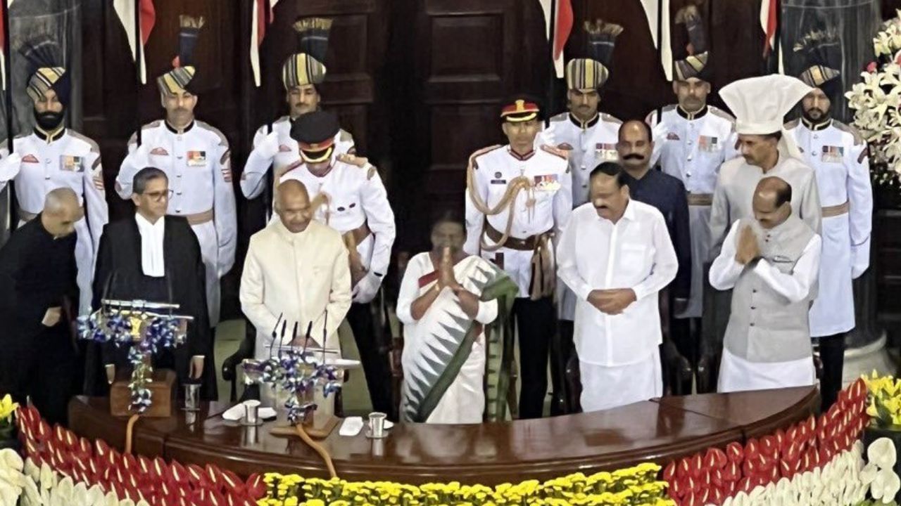 রাষ্ট্রপতি পদে শপথ নেওয়ার পরই দ্রৌপদী মুর্মুকে বিজেপি নেতা থেকে শুভেচ্ছা জানিয়েছেন কংগ্রেস নেতা রাহুল গান্ধী, বাংলার মুখ্যমন্ত্রী মমতা বন্দ্যোপাধ্যায় সহ সকল রাজনীতিক।