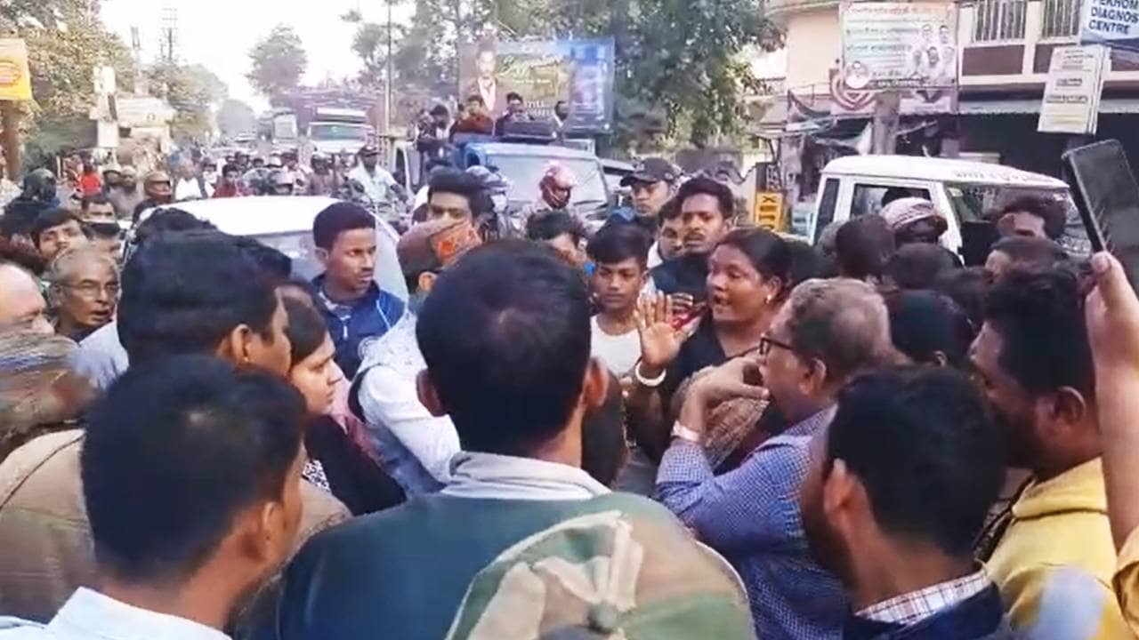 Duare Sarkar : দিনভর দুয়ারের লাইনে সাধারণ মানুষ, মেলেনি স্বাস্থ্যসাথীর কার্ড, বিক্ষোভের মুখে পড়ে ক্ষমা চাইলেন বিডিও