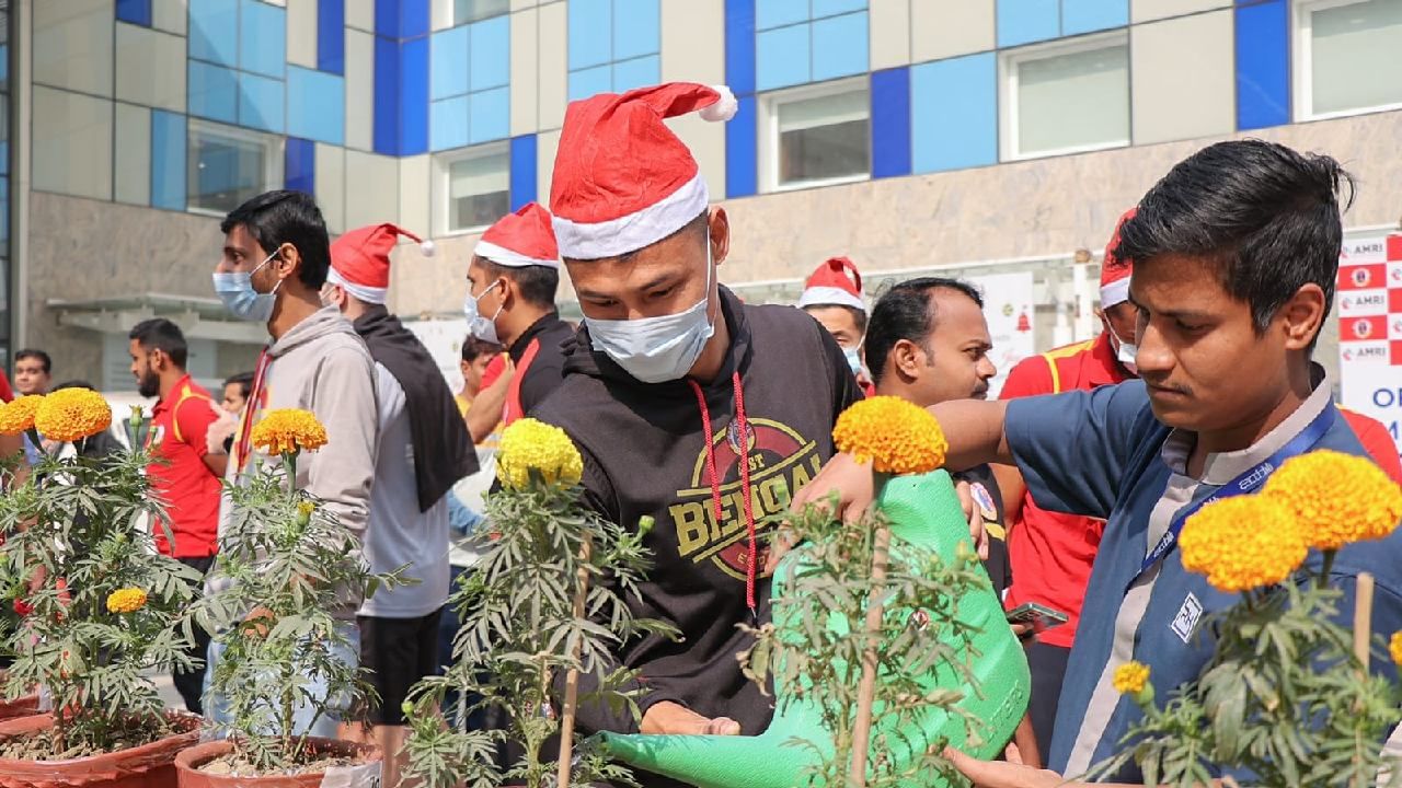 ইস্টবেঙ্গলের তারকা ফুটবলাররা সেই হাসপাতালে থাকা বাচ্চাদের সঙ্গে এবং বয়স্ক রোগীদের সঙ্গে কথা বলেন। বাচ্চাদের হাতে সান্তা টুপি, পুতুল উপহার তুলে দেন ভিপি সুহেররা। উপহার পাওয়া থেকে বাদ যাননি বয়স্ক রোগীরাও। (ছবি-ইমামি ইস্টবেঙ্গল)