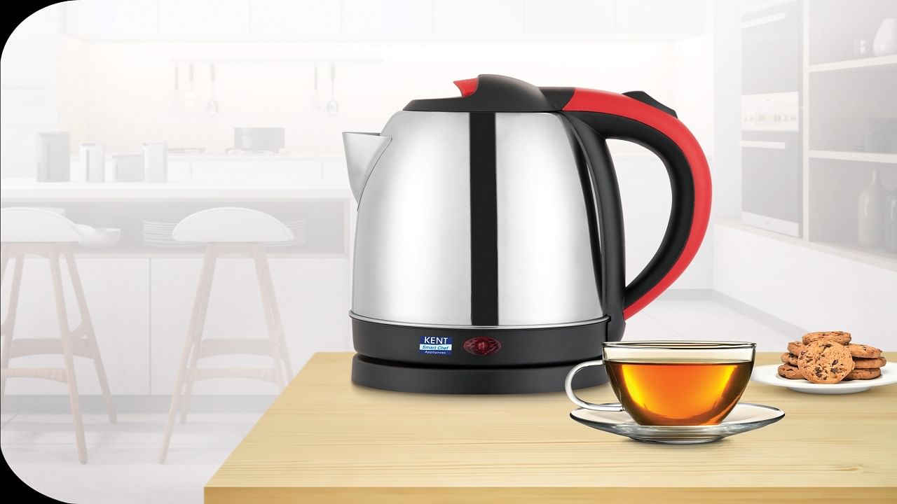 ইলেকট্রিক কেটলি (Electric Kettle): চা-কফি থেকে ম্য়াগি সবটাই বানাতে সঙ্গে রাখতে পারেন ইলেকট্রিক কেটলি।