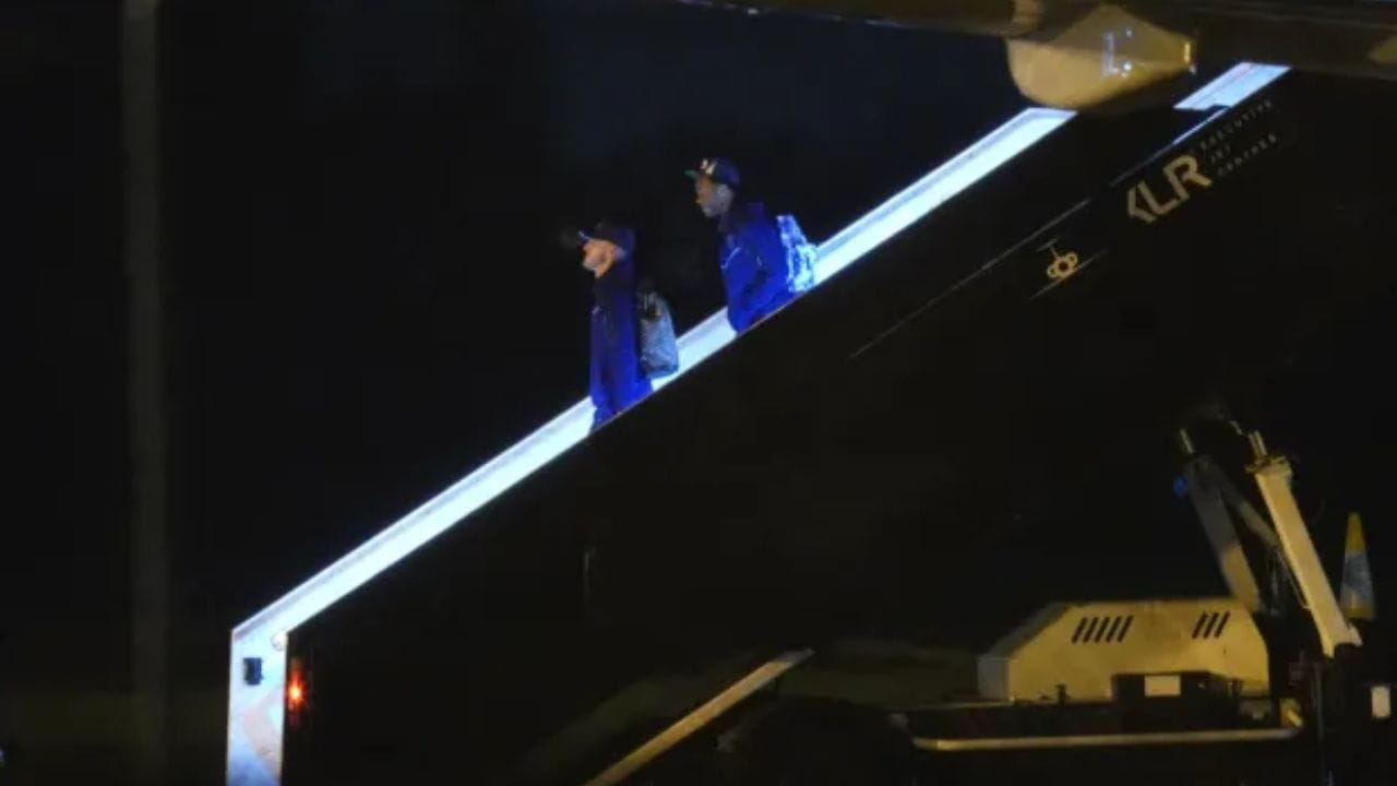 কোয়ার্টার ফাইনাল থেকেই ফিরতে হল তাঁদের। ফ্রান্সের কাছে পরাস্ত হয়ে বিশ্বকাপ থেকে বিদায় থ্রি-লায়ন্সের। কাতারকে বিদায় জানিয়ে বার্মিংহাম এয়ারপোর্টে পা রেখেছে ইংল্যান্ড টিম।  (ছবি:টুইটার)