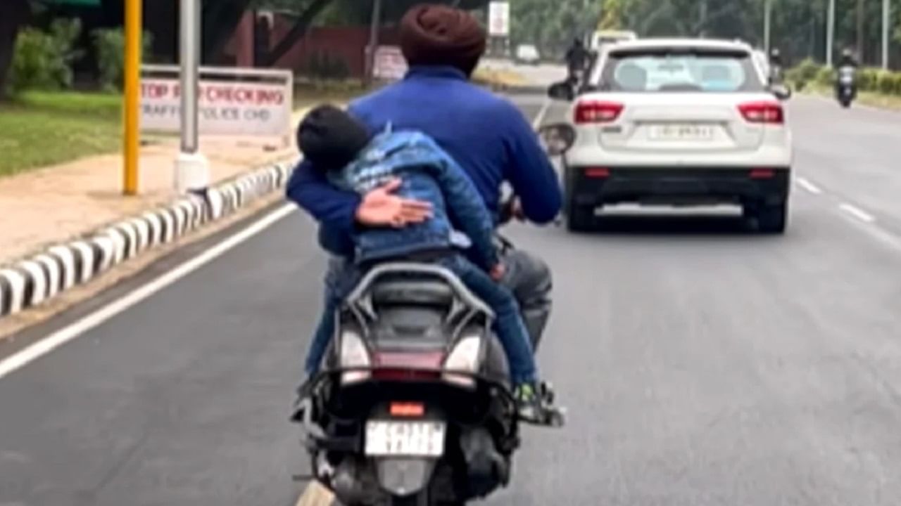 Viral Video: আর একটু হলেই ঢুলে পড়ে যেত, চলন্ত স্কুটারে বাঁ হাতে ছোট্ট ছেলেকে আঁকড়ে 'সুপারহিরো' বাবা