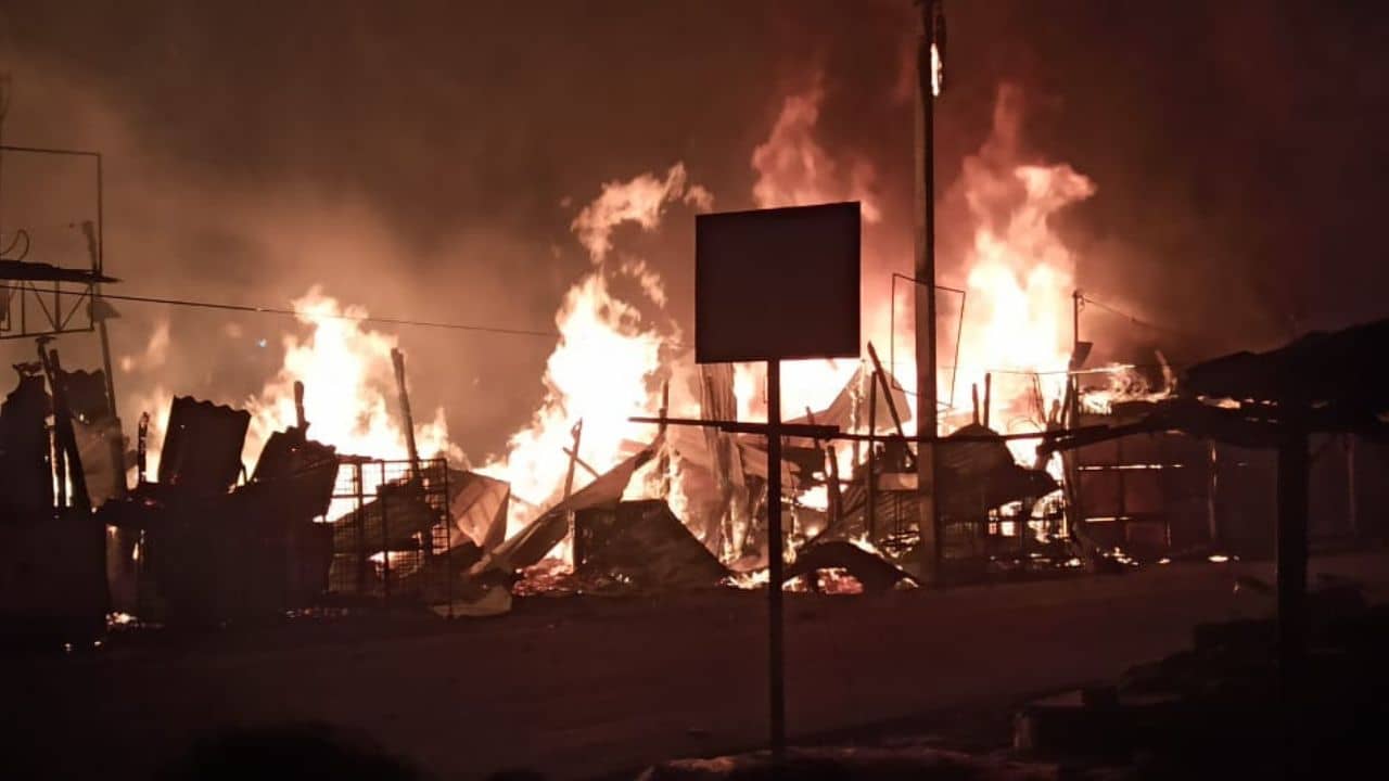 Newtown Fire: একের পর এক সিলিন্ডার বিস্ফোরণ, ভোররাতে নিউটাউনে ভয়াবহ আগুন