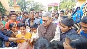 Kalyan Banerjee: বড়দিনে অন্য মেজাজে কল্যাণ বন্দ্যোপাধ্যায়, দুঃস্থ শিশুদের হাতে তুলে দিলেন কেক, উপহার Kalyan Banerjee: বড়দিনে অন্য মেজাজে কল্যাণ বন্দ্যোপাধ্যায়, দুঃস্থ শিশুদের হাতে তুলে দিলেন কেক, উপহার