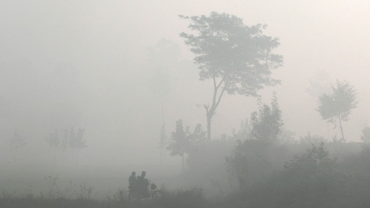 উত্তর ভারতে তাপমাত্রার পারদ নিম্নমুখী। আর তার জেরে কুয়াশা। ফলবশত উড়ান পরিষেবায় পড়েছে কিছুটা প্রভাব। উড়ান দেরি করা সহ তা বাতিল হওয়ার মতো একাধিক পরিস্থিতির সৃষ্টি হয়েছে। এমতাবস্থায় এয়ার ইন্ডিয়া যাত্রীদের জন্য চালু করল এক নতুন পরিষেবা। 