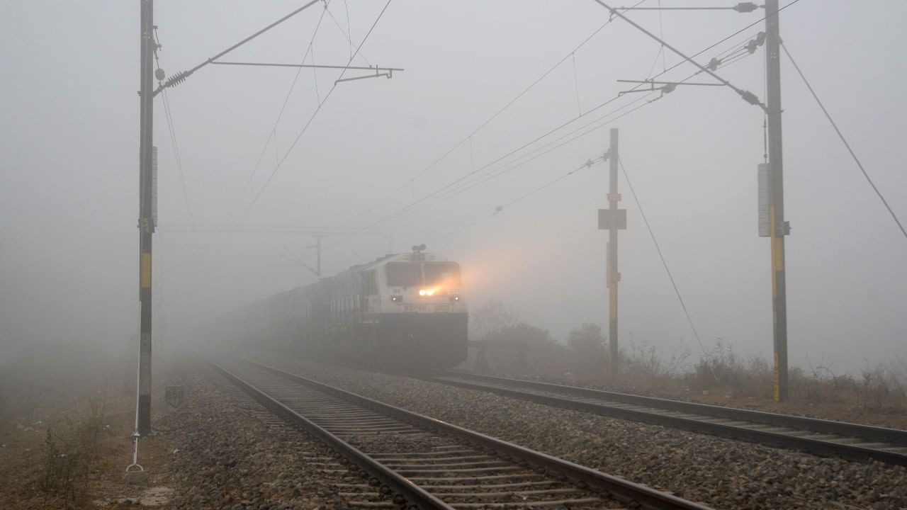 Train Delayed: ঘন কুয়াশায় এক হাত দূরেও দেখা দায়! দেরিতে চলছে ২৯টি ট্রেন, পিছল ১৫০ বিমানের সময়সূচিও