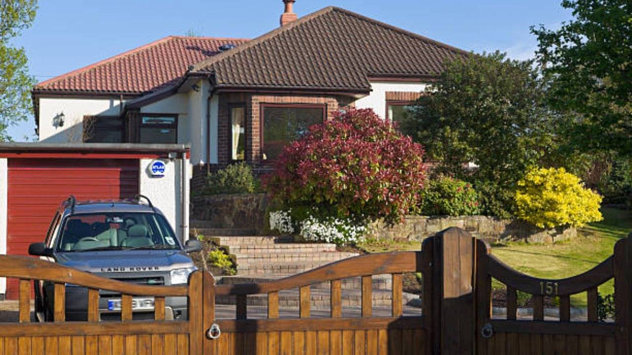 Vastu Tips: বাড়ির উত্তর-পূর্ব দিকে গ্যারেজ তৈরি করেছেন? আর্থিক অনটন বাড়তে পারে আপনার জীবনে