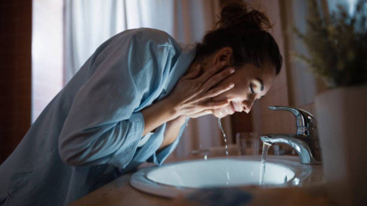 Winter Skin Care: ঠান্ডায় ত্বকের বেহাল দশা? রাতের স্কিন কেয়ার রুটিনে কোনও গলদ থাকছে না তো!