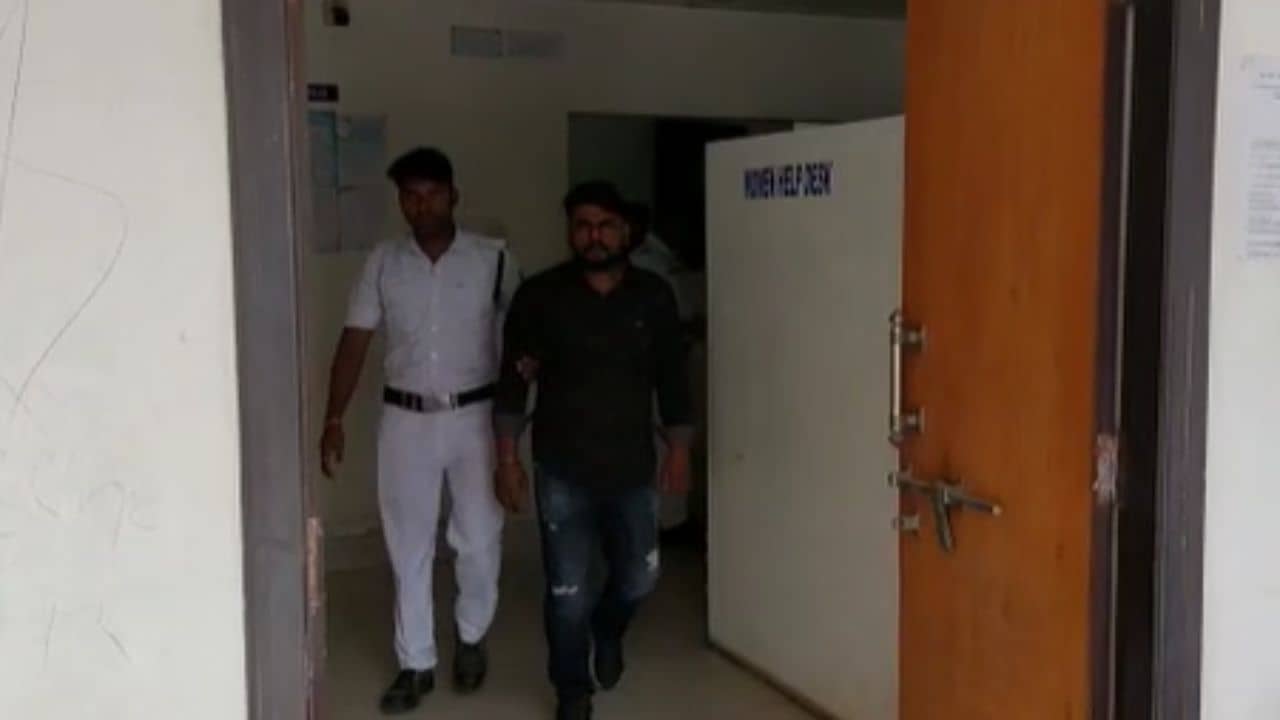 Fraud Case: স্মার্ট ফোন ব্যবহারে খুব একটা বেশি পটু নন, পরিচিতকে বিশ্বাস করেছিলেন, ব্যবসায়ী খোয়ালেন ২ লক্ষ টাকা