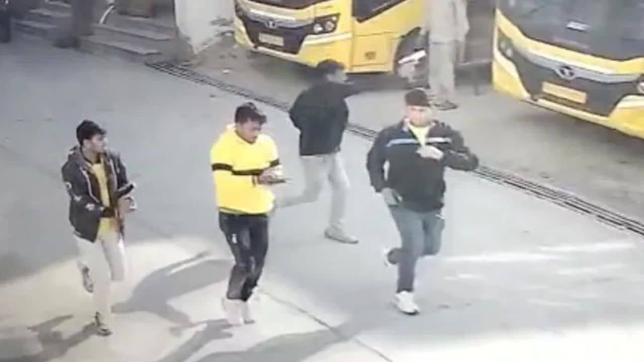 Gangster Raju Theth Murder: দিনের আলোয় প্রকাশ্য রাস্তায় চলছে একের পর এক গুলি, গ্যাং ওয়ারে খতম কুখ্যাত গ্যাংস্টার