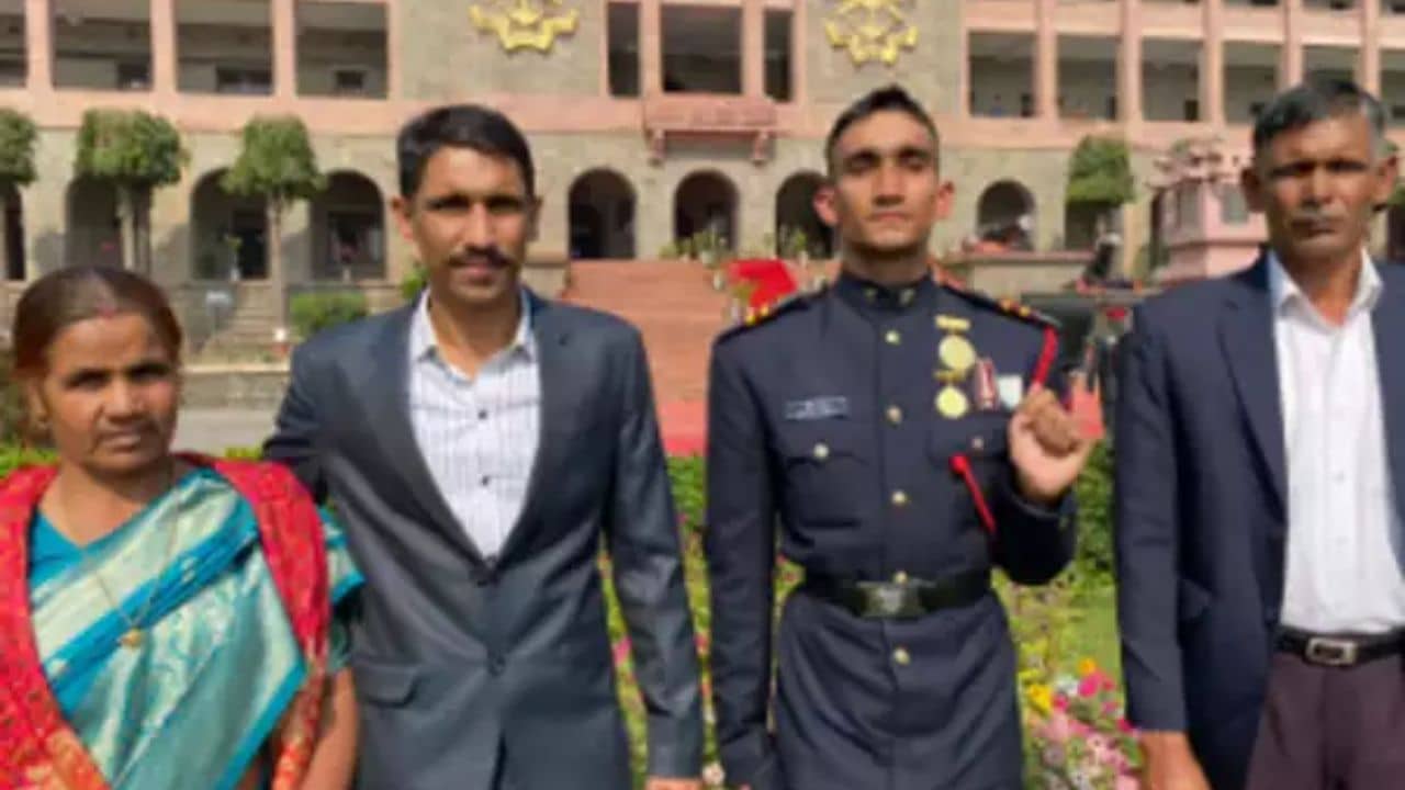 IIT-র প্রবেশিকা পাশ করেও লুকিয়ে গিয়েছিলেন বাড়িতে, আর আজ তাঁর হাতেই সোনার পদক